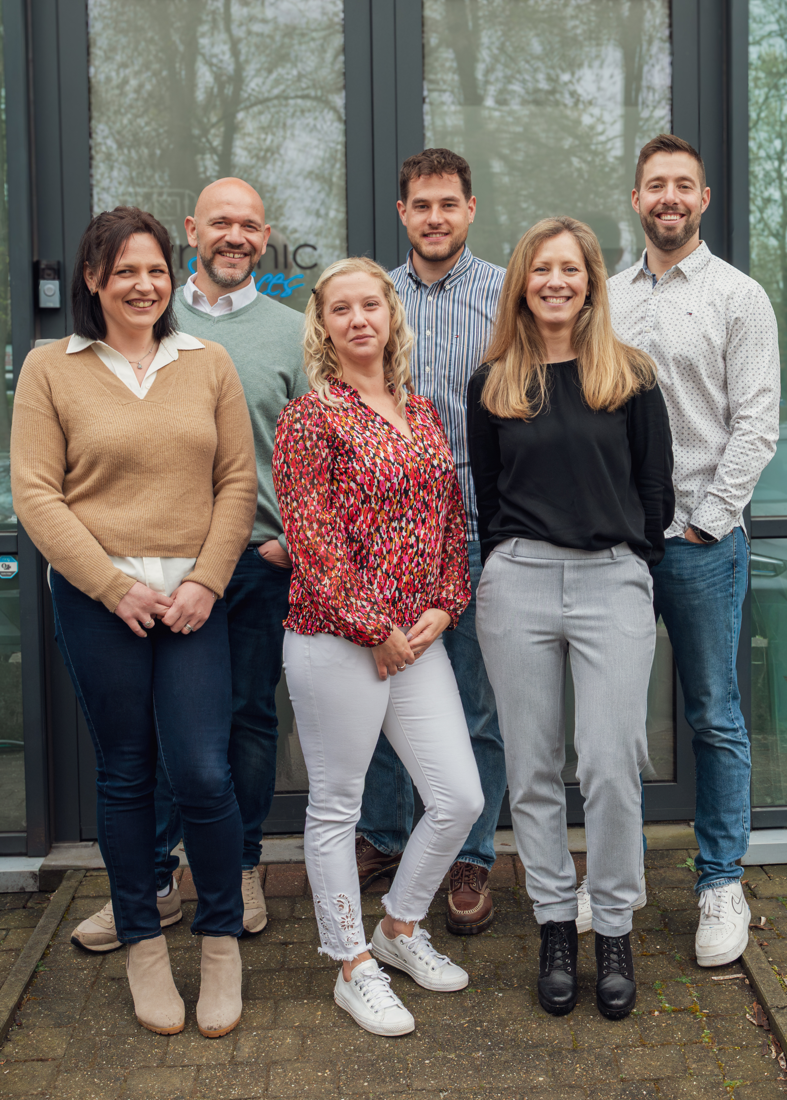 L'equipe Dynamic Services devant le bureau